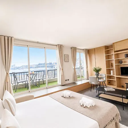 Champs-elysees With Balcony & Ac Appartement